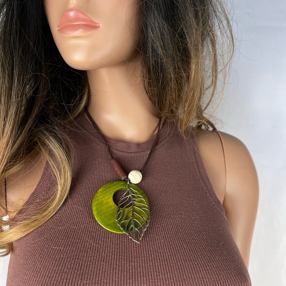 Vintage Style Leaf Statement Necklace - Picture 2 of 6